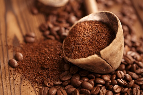 Cafea măcinată pentru eliminarea mirosului urât din șifonier