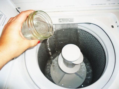 Zeama de lămâie curăță mucegaiul din mașina de spălat
