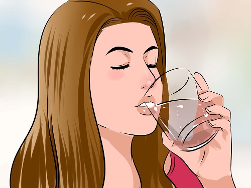 4 motive să bei apă caldă în loc de apă rece