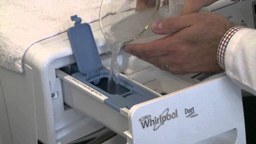 Amestecul de oțet și lămâie curăță mucegaiul din mașina de spălat