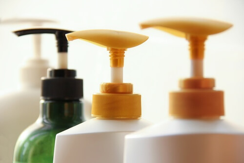 Produse cosmetice nocive pentru sănătate în flacoane