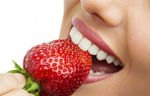 Remedii naturiste împotriva tartrului cu căpșuni