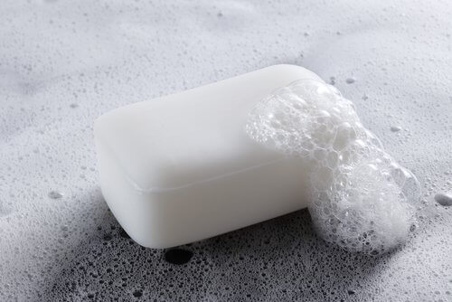 Trucuri pentru albirea hainelor cu produse ca săpunul natural
