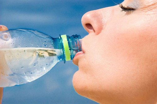 Hidratare cu apă suficientă pentru a scăpa de pielea lăsată