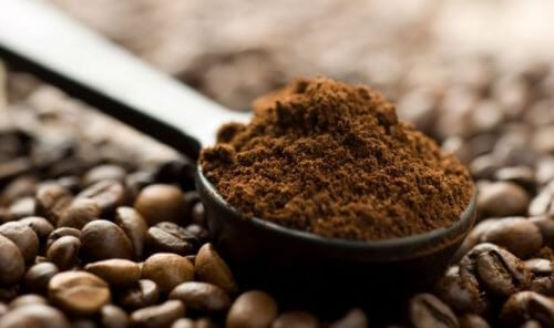 Cafea care acoperă firele albe
