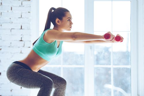 Genuflexiunile sumo ca exerciții pentru tonifierea feselor