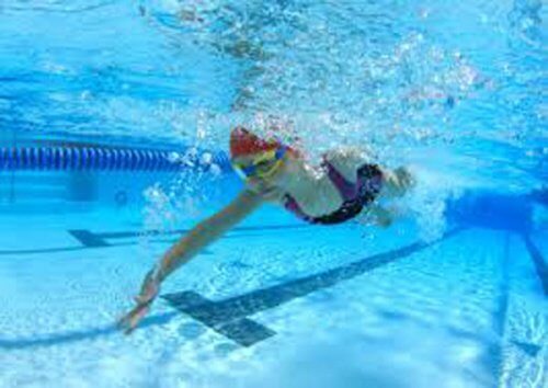 Înotul printre exerciții împotriva durerii de genunchi