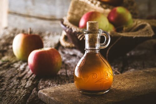 Oțetul de mere folosit în remedii naturale împotriva puricilor