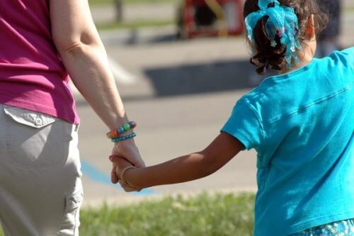 Persoanele care abuzează copii sunt apropiate de cei mici