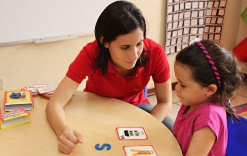 Persoanele care abuzează copii pot fi profesori