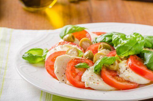 Salată gustoasă și sănătoasă cu roșii și mozzarella
