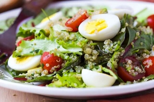 Salată gustoasă și sănătoasă cu ouă și sparanghel