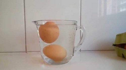 Un ou este stricat într-un vas cu apă 