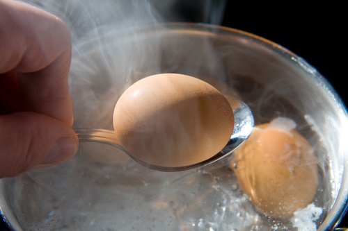 Poți afla dacă un ou este stricat după ce îl fierbi