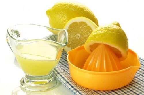 Zeama de lămâie pentru îndepărtarea tartrului dentar