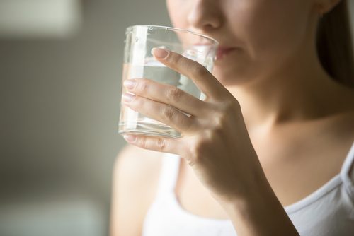 Consumul de apă pe lista de trucuri pentru prevenirea varicelor