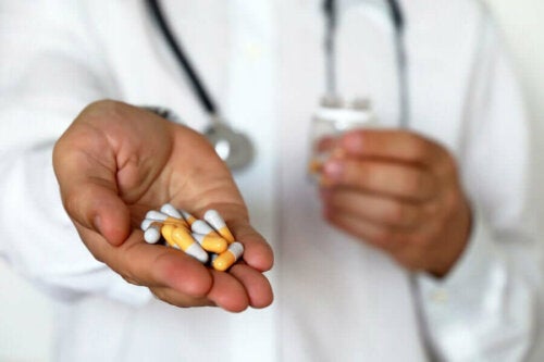 Medic oferind capsule unui pacient
