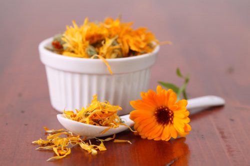 Remedii naturale pentru lubrifierea zonei intime cu gălbenele