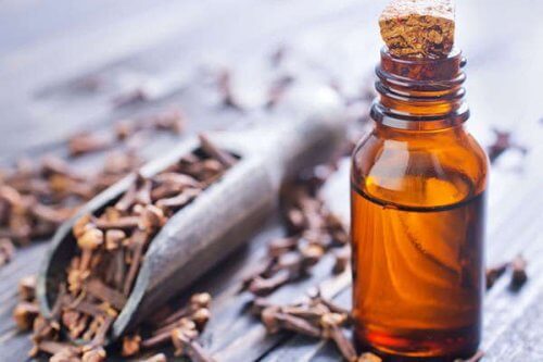 Remedii naturiste împotriva Candidei cu uleiuri naturale de cuișoare