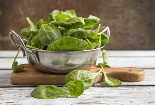 Spanacul se află pe lista de alimente care cresc nivelul trombocitelor