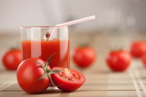 Suc de roșii cu usturoi și curcuma pentru detoxifiere