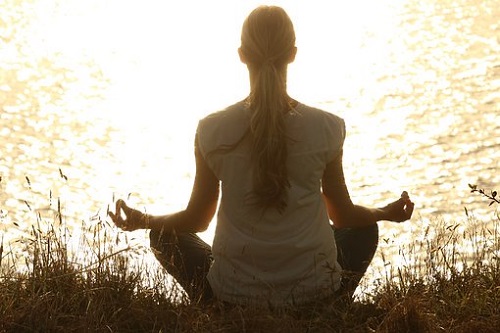 Yoga și meditația pe lista de obiceiuri sănătoase pentru o viață liniștită