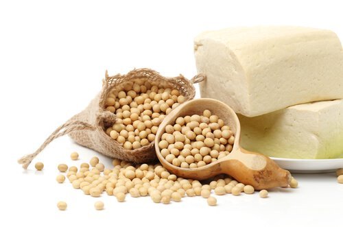 Alimente bogate în proteine precum soia