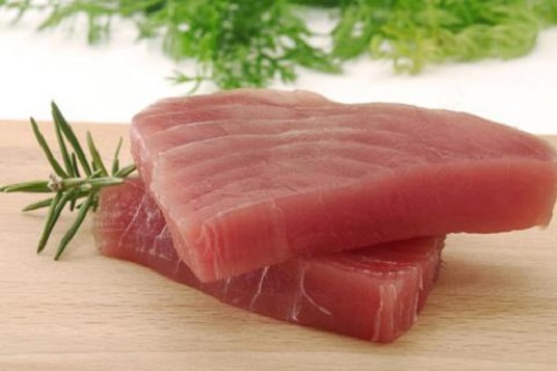 Alimente bogate în proteine precum tonul