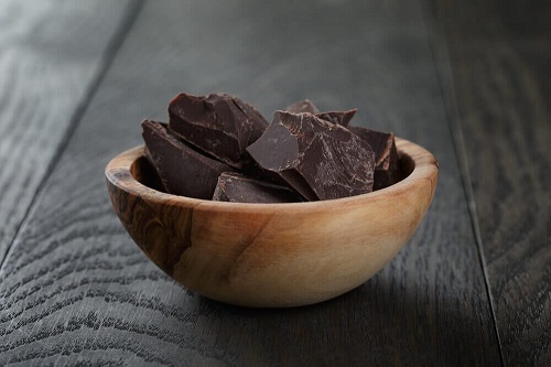 Alimente permise în dieta ketogenică precum ciocolata amăruie