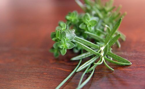 Cimbrul pentru ceaiuri pentru detoxifierea naturală a organismului