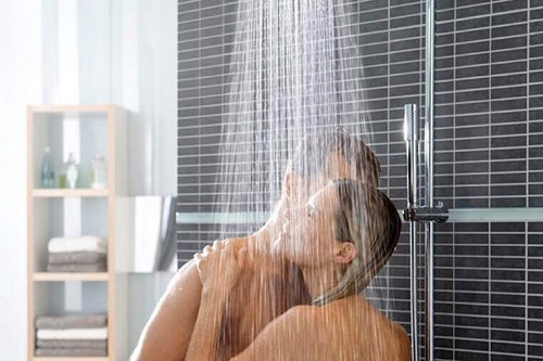 Cum să practici sărutul negru luând anumite măsuri de protecție sub duș