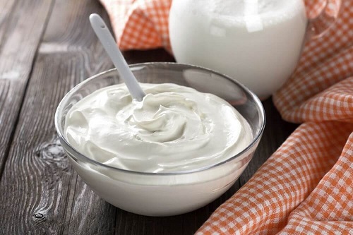 Iaurt inclus în creme naturale pentru pielea din jurul ochilor