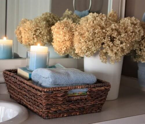 Idei minunate pentru amenajarea băii folosind coșuri de răchită