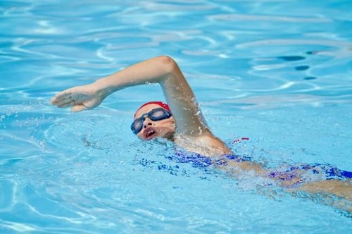 Înotul pentru menținerea în formă după 50 de ani