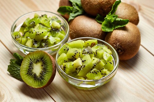 Kiwi folosit în băuturi detoxifiante pentru slăbit