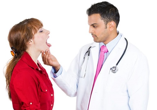 Medic ce examinează simptome inițiale ale cancerului limbii