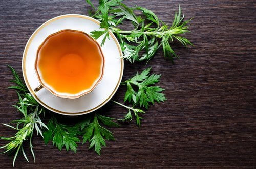 Ceaiul de pelin pe lista de remedii naturale pentru ficatul gras