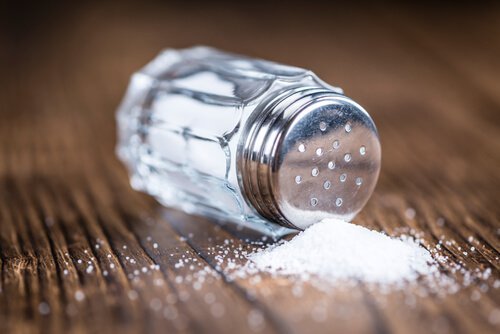 Sarea pe lista de alimente care cresc tensiunea arterială