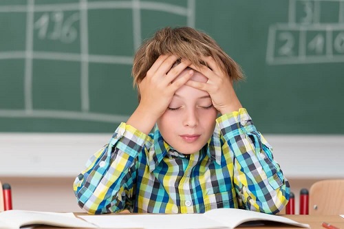 Simptome ale meningitei la copii precum durerile de cap