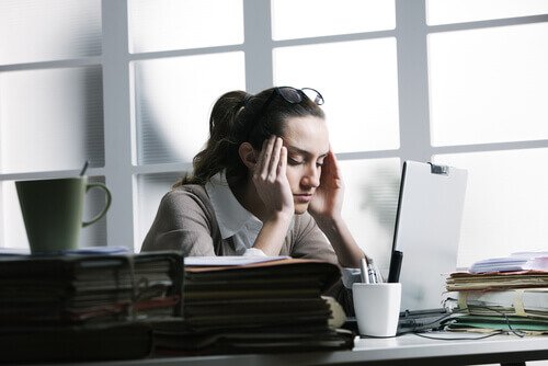 Simptomele durerii de cap cauzate de stres la femei