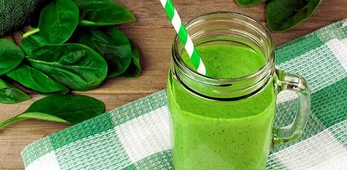 Consumă smoothie-uri pentru detoxifierea organismului cu mangold