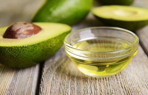 Tratamente naturale pentru definirea buclelor cu avocado