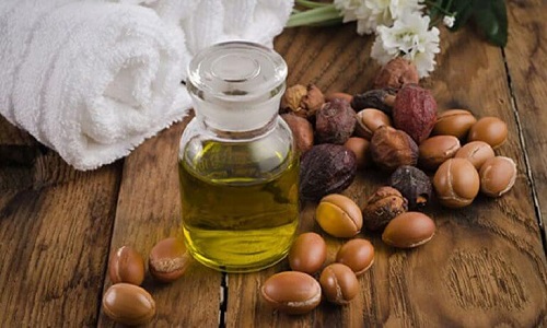 Uleiuri vegetale pentru gene frumoase precum uleiul de jojoba