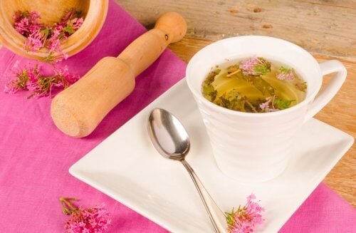 Ceaiul de valeriană pe lista de tratamente naturiste pentru insomnie