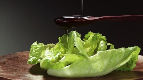 Cum să scapi de insectele din casă cu salată verde și ulei de măsline