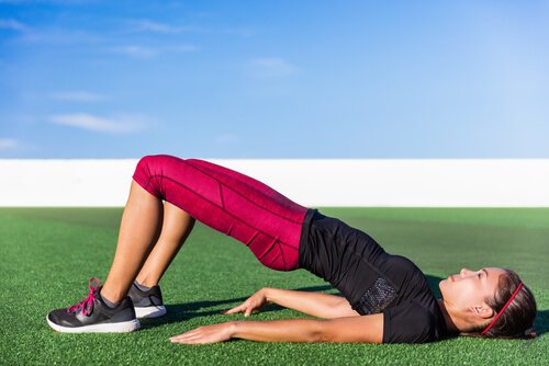 Femeie practicând exerciții pentru un abdomen tonifiat