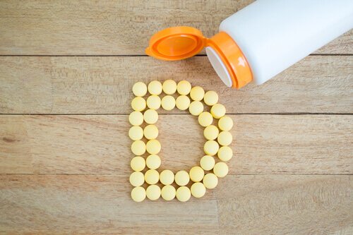 Flacon care conține suplimente cu vitamina D