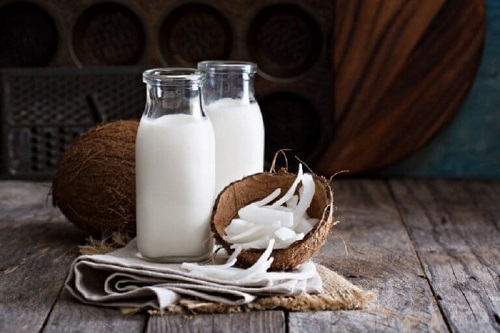 Lapte de cocos inclus în măști naturale pentru detoxifierea părului