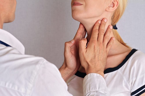 Medic recomandând trucuri simple pentru a trata hipotiroidismul