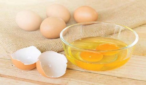 Ouă folosite ca ingredient în măști hrănitoare pentru un păr sănătos